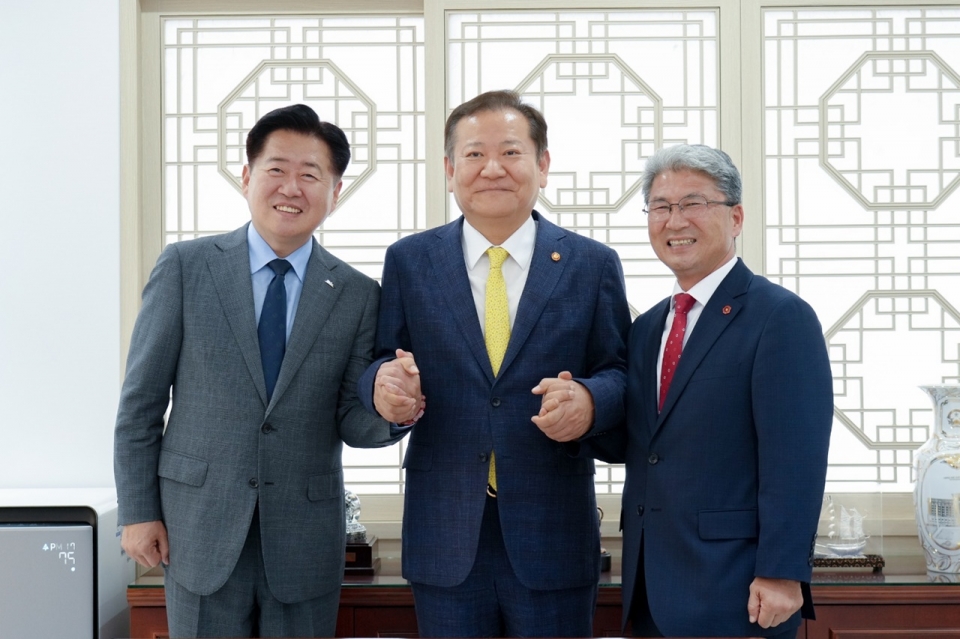 오영훈 지사와 이상봉 의회 의장이 정부서울청사 행안부장관 접견실에서 이상민 행정안전부 장관을 만났다.